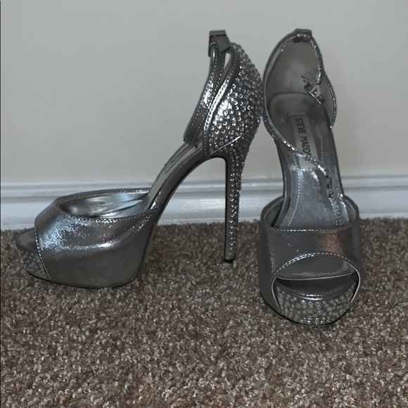 SILVER SPARKLY STEVE MADDEN HEELS - Picture 2 of 3
